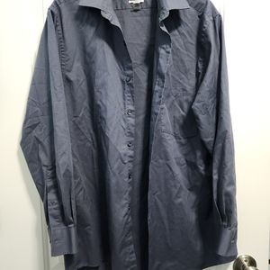 Van Heusen men's button down collared shirts 15 1/2    32/33 long sleeve.